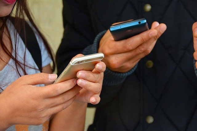 People sharing on their phones: Image by <a href="https://pixabay.com/users/terimakasih0-624267/?utm_source=link-attribution&utm_medium=referral&utm_campaign=image&utm_content=1490691">Dean Moriarty</a> from <a href="https://pixabay.com//?utm_source=link-attribution&utm_medium=referral&utm_campaign=image&utm_content=1490691">Pixabay</a>